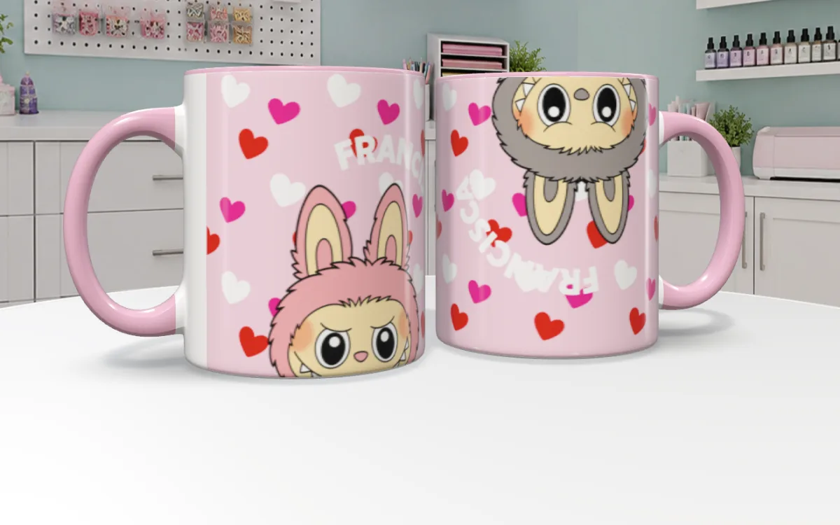 Mockup 3D de dos tazas rosas con un diseño kawaii, en primer plano