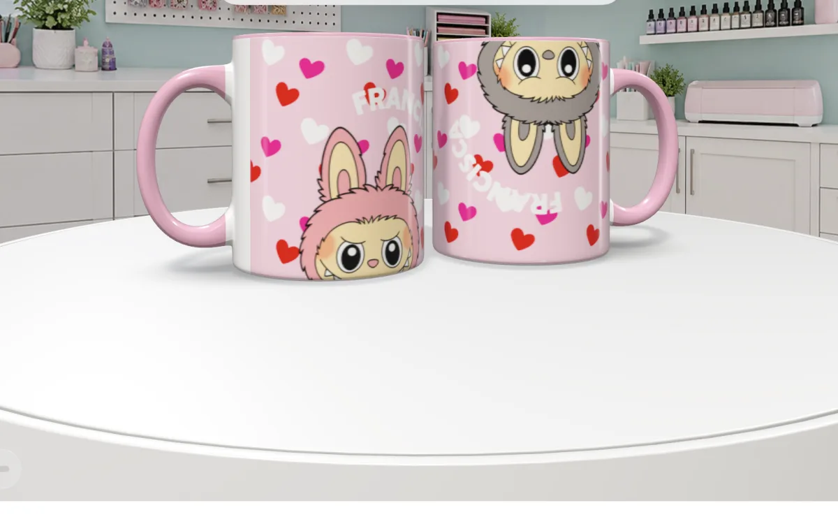 Dos tazas personalizadas renderizadas en 3D sobre la mesa de un taller de manualidades